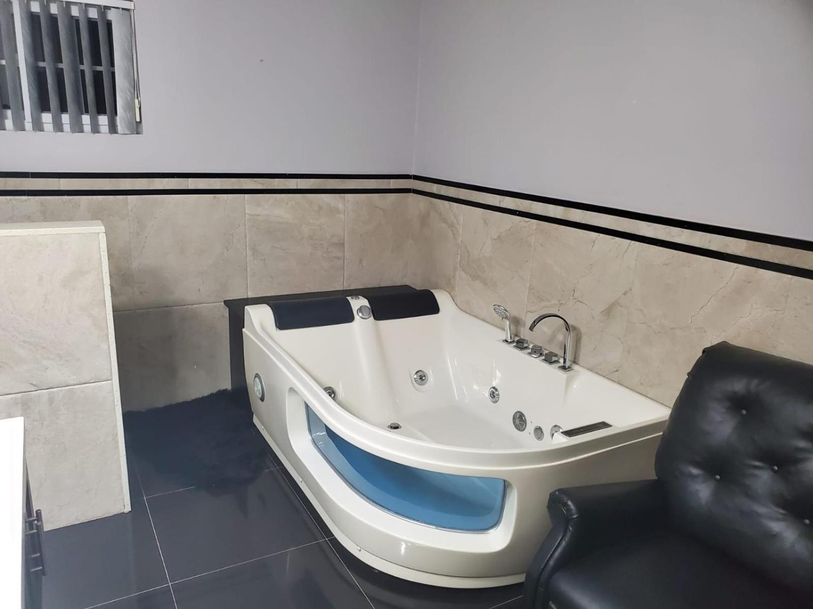 The Palms- Caribbean Estates -10 Minutes From The Beach- Gated Community Portmore Bagian luar foto