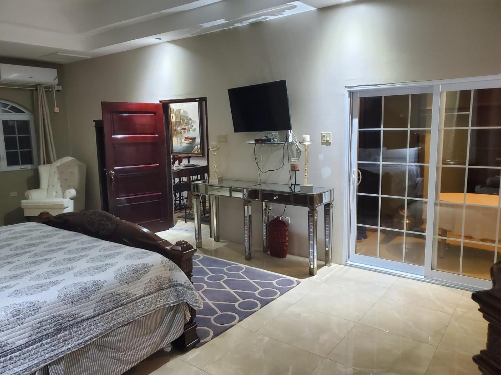 The Palms- Caribbean Estates -10 Minutes From The Beach- Gated Community Portmore Bagian luar foto